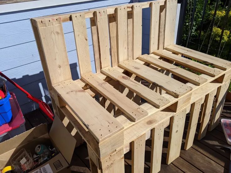 how to make a mud kitchen, diy mud kitchen, wooden pallet mud kitchen, diy play kitchen for kids, how to make a outdoor kitchen for kids, diy projects, wooden pallet diy, easy mud kitchen, outdoor DIY, dad life, dad blog, dad.com, dad.ca, socialdad