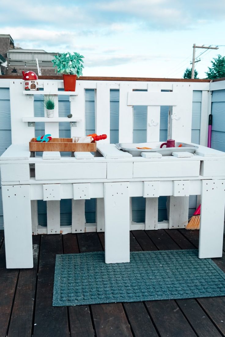 How to Make a DIY Mud Kitchen from Wooden&nbsp;Pallets