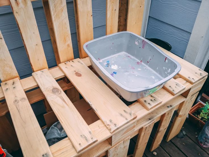 how to make a mud kitchen, diy mud kitchen, wooden pallet mud kitchen, diy play kitchen for kids, how to make a outdoor kitchen for kids, diy projects, wooden pallet diy, easy mud kitchen, outdoor DIY, dad life, dad blog, dad.com, dad.ca, socialdad