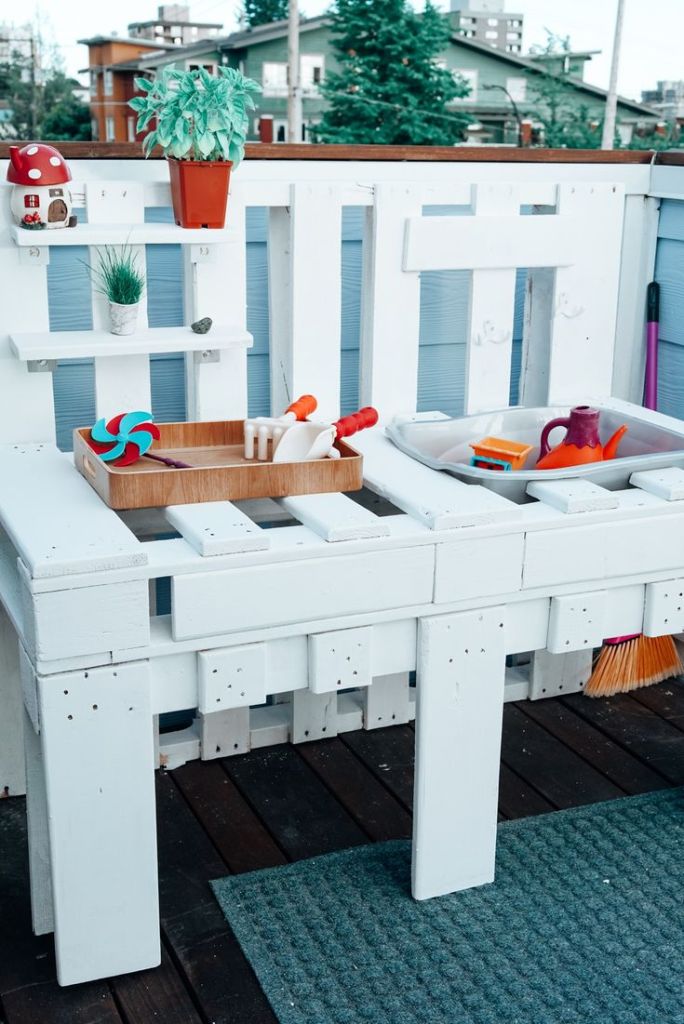 how to make a mud kitchen, diy mud kitchen, wooden pallet mud kitchen, diy play kitchen for kids, how to make a outdoor kitchen for kids, diy projects, wooden pallet diy, easy mud kitchen, outdoor DIY, dad life, dad blog, dad.com, dad.ca, socialdad